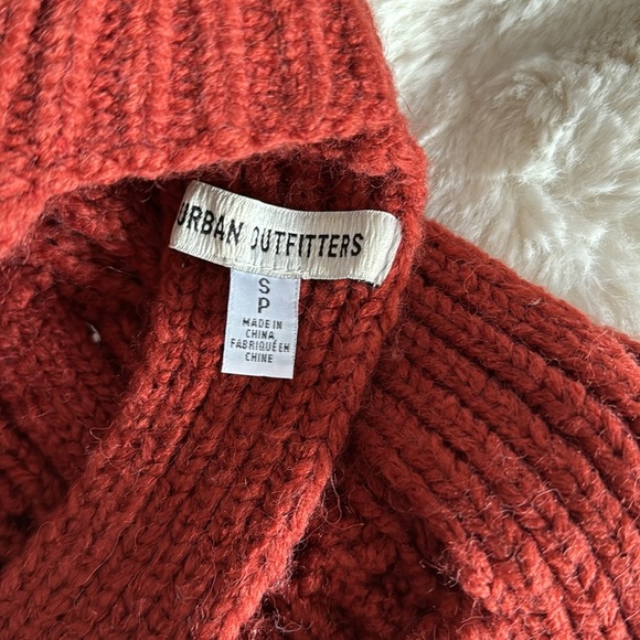 UO Kerrie Mock Neck Sleeveless Sweater - Picture 4 of 6